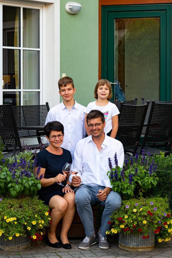 Отель Weingut Familie Bauer Grossriedenthal Экстерьер фото