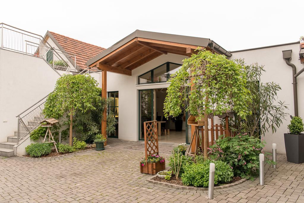 Отель Weingut Familie Bauer Grossriedenthal Экстерьер фото