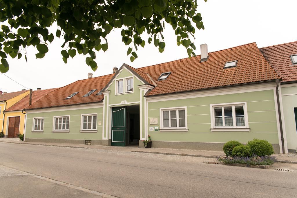 Отель Weingut Familie Bauer Grossriedenthal Экстерьер фото
